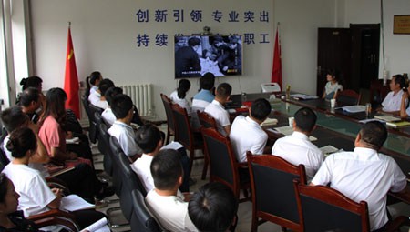 為深入學(xué)習(xí)習(xí)近平新時(shí)代中國(guó)特色社會(huì)主義思想和黨的十九大精神，落實(shí)好“不忘初心、牢記使命”主題教育相關(guān)工作。8月16日，隧道公司機(jī)關(guān)黨支部黨員大會(huì)在公司1號(hào)會(huì)議室召開(kāi)，機(jī)關(guān)黨支部