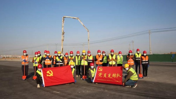 建設(shè)一支隊(duì)伍，舉起一面旗幟，鞏固一個(gè)陣地，履行一份承諾。“我是黨員，我先上！”面對(duì)突發(fā)疫情遭遇戰(zhàn)，三公司黨支部充分發(fā)揮戰(zhàn)斗堡壘作用，廣大黨員主動(dòng)請(qǐng)纓，挺身而出，沖鋒在前，在戰(zhàn)疫搶工一線，黨員先鋒隊(duì)一次