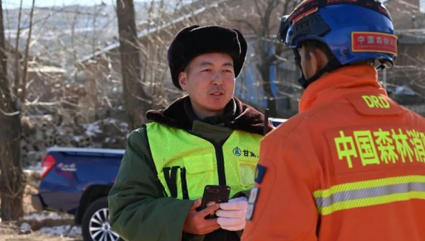 積石山地震發(fā)生后，朱貴民臨危受命，連夜組織人員設備馳援災區(qū)。天還沒有亮，救援簡易帳篷開始搭建，受災群眾們在安全地帶生火取暖，空氣中彌漫著緊張的氣息，“我們要加快救援速度，災情不等人！”為保證計劃工期順