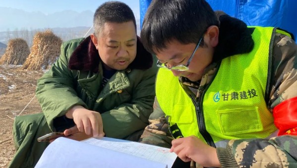 震后第十天，積石山各安置點建設也相繼進入尾聲，但在大河家鎮(zhèn)雄關路，青年突擊隊隊員陶仁虎和王善民還在緊張忙碌著?！斑€有一批板房需要轉運！連夜要干完！”“這怕是有點緊張吶！”“啥急活難活沒干過，走，上車！