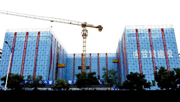 10月16日，由甘肅省交科建設(shè)有限公司承建的蘭州新區(qū)新材料產(chǎn)業(yè)園區(qū)公共服務(wù)平臺項目主體結(jié)構(gòu)順利封頂，為該項目二次結(jié)構(gòu)和裝飾裝修奠定堅實基礎(chǔ)。據(jù)了解，該項目為公共建筑工程，自建設(shè)以來，項目管理團隊面對工